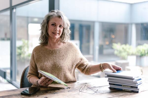 Sanne Markwall in beige sweater, hands-on strategy session